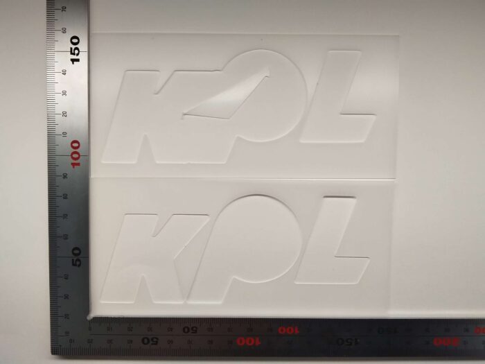 POM０．５㎜をトムソン加工でクラックの発生を抑制しフルカットしました。