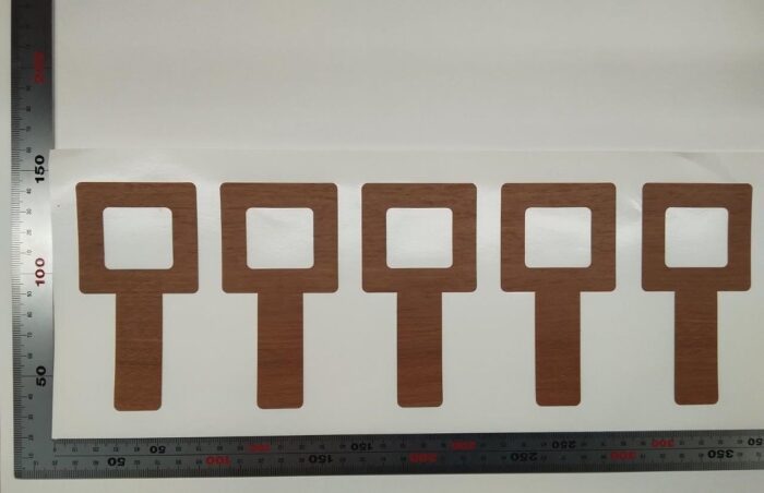 木目調のシールをトムソン加工でハーフカット仕上げ