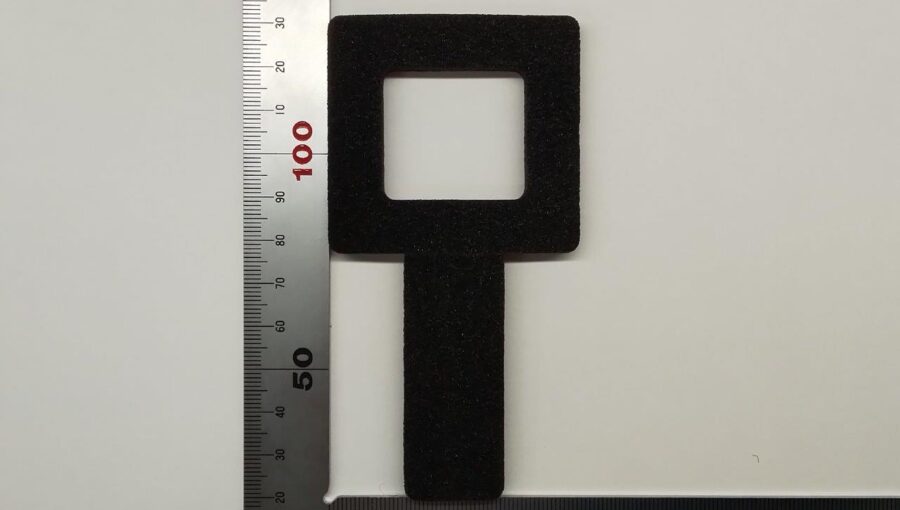 トムソン加工でポリエチレンフォームを打ち抜き