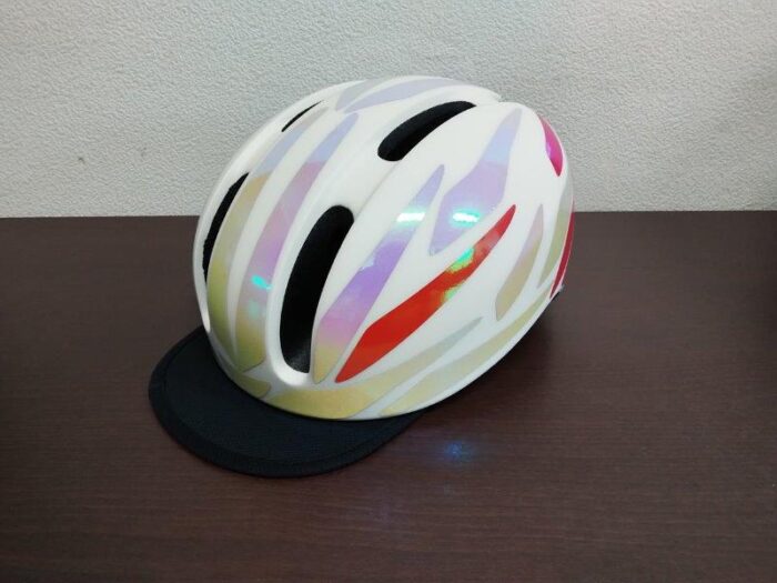 自転車用ヘルメットにオリジナル反射シールを貼りました。