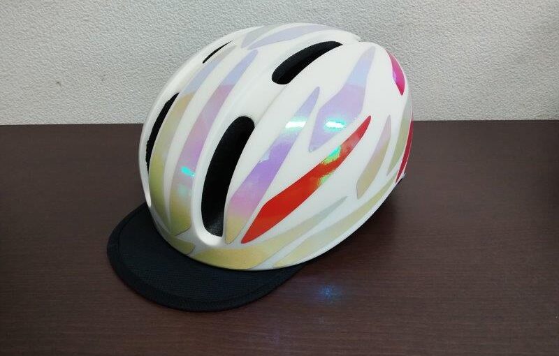 自転車用ヘルメットにオリジナル反射シールを貼りました。