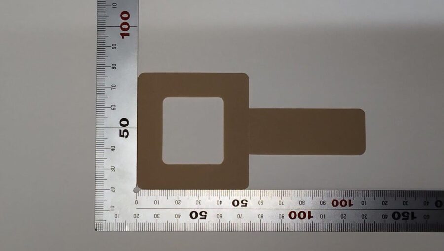 PEEK0.5㎜をトムソン(ビク)型で打ち抜き加工しました。
