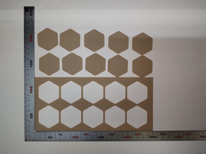 PEEK0.5㎜をトムソン加工でハニカム形状にフルカット仕上げ