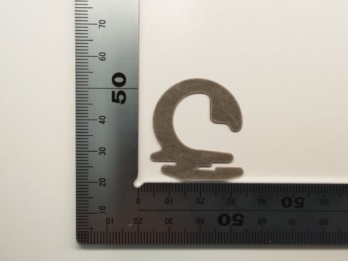 バルカナイズドファイバーをトムソン型でフック形状に打ち抜き加工しました。