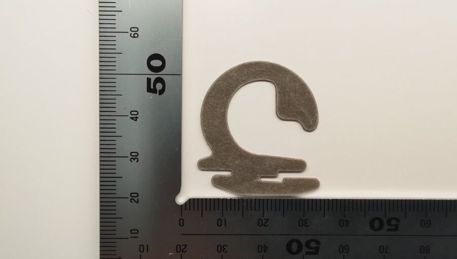 バルカナイズドファイバーをトムソン型でフック形状に打ち抜き加工しました。