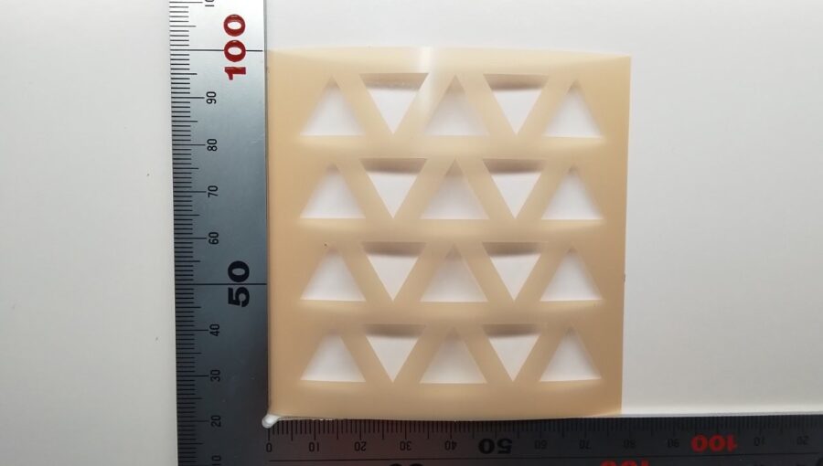 PPSフィルムをトムソン型で打ち抜き加工