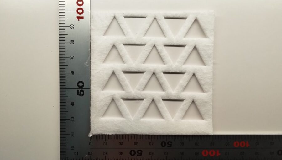 不織布をトムソン型で打ち抜き加工しました。
