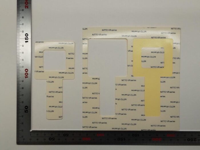 トムソン型抜きで両面テープを打ち抜き